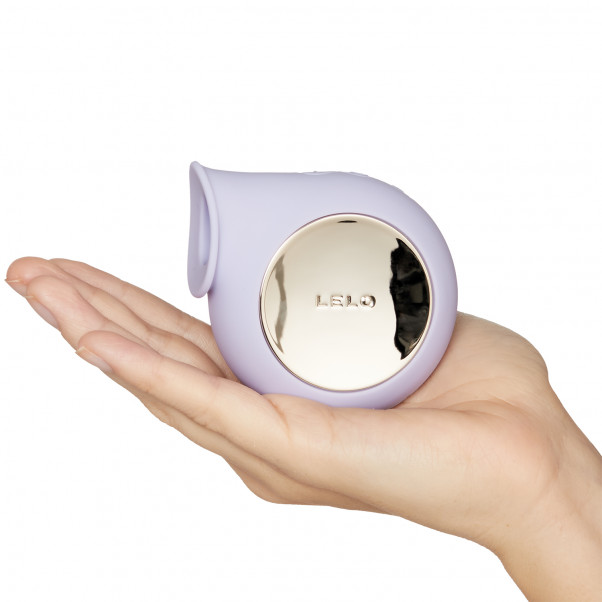 LELO Sila Cruise Klitoris Stimulator Produktbillede med hånd 50