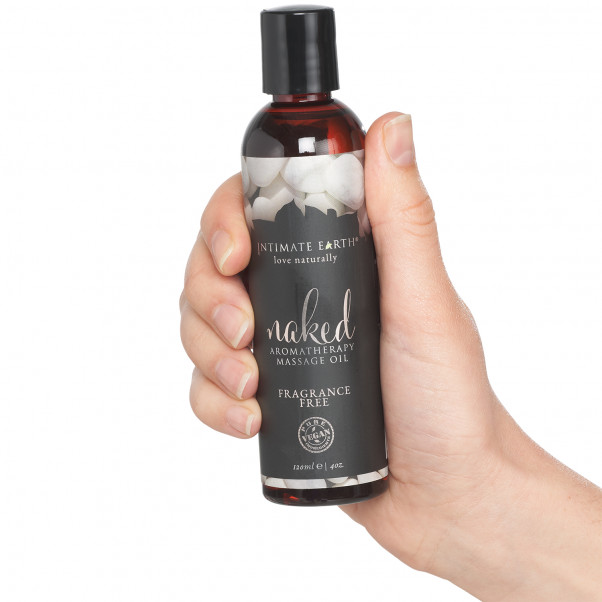 Intimate Earth Naked Massage Olie 120 ml Produktbillede med hånd 50