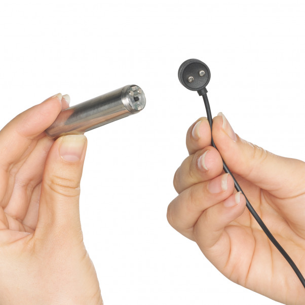 Nexus Ferro Rustfrit Stål Bullet Vibrator Produktbillede med hånd 51