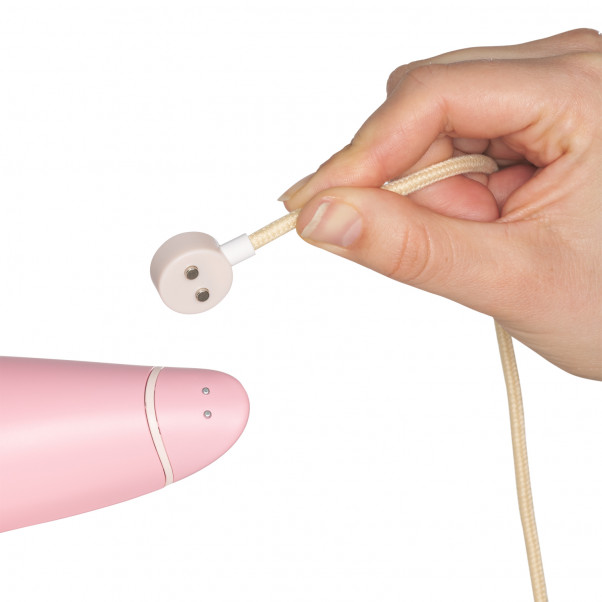 Womanizer Premium Eco Klitoris Stimulator Produktbillede med hånd 51