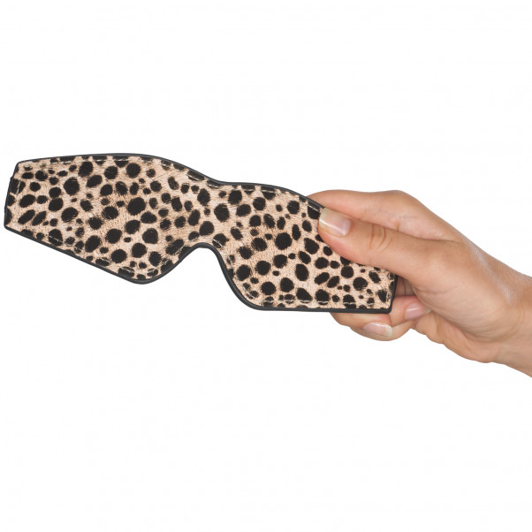 Baseks Leopard Blindfold Produktbillede med hånd 50