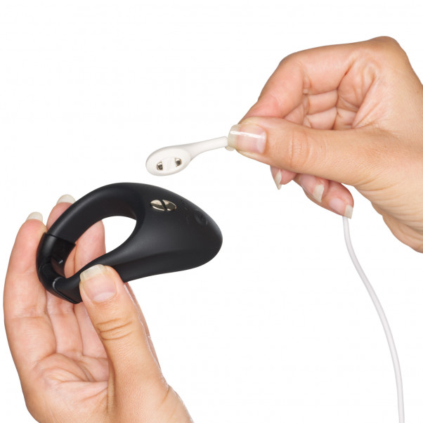 We-Vibe Bond Vibrerende Penisring med Fjernbetjening og App Produktbillede med hånd 52