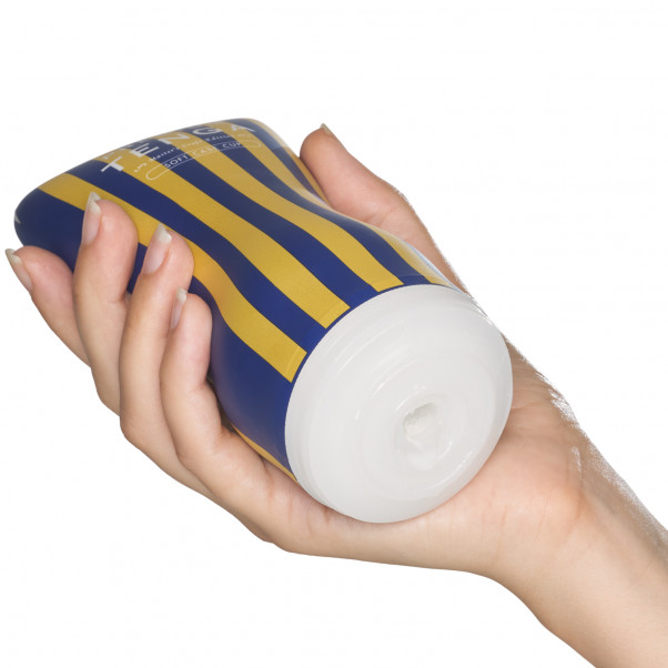 TENGA Premium Soft Case Cup Masturbator Produktbillede med hånd 50