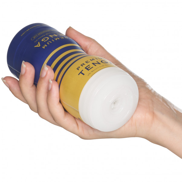 TENGA Premium Dual Sensation Cup Produktbillede med hånd 50