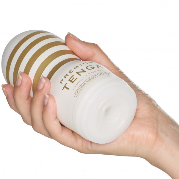 TENGA Premium Original Gentle Vacuum Cup Masturbator Produktbillede med hånd 50