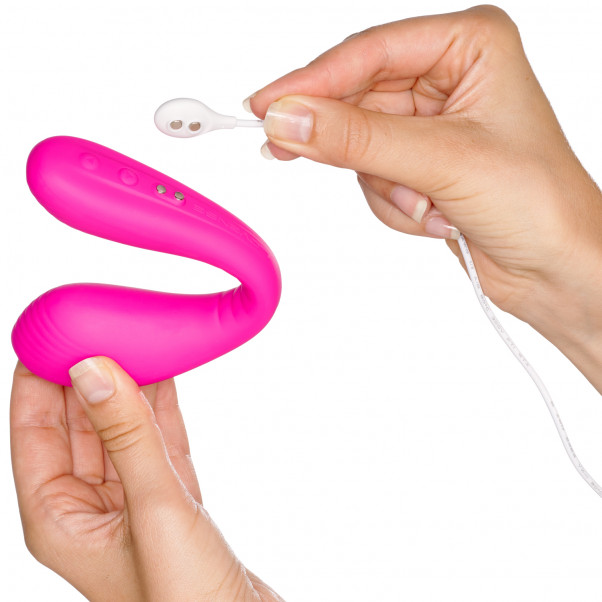 Lovense Quake App-Styret Dobbelt Vibrator Produktbillede med hånd 51