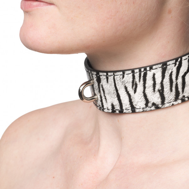 Baseks Zebra Kinky Bondage Sæt 6 stk Produktbillede med hånd 52