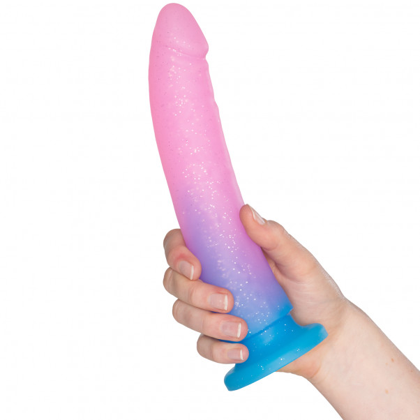 Baseks Gradient Glitter Large Blå Dildo 22,5 cm Produktbillede med hånd 50