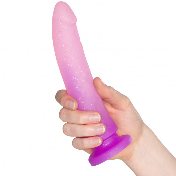 Baseks Tofarvet Glitter Medium Dildo 20 cm Produktbillede med hånd 50