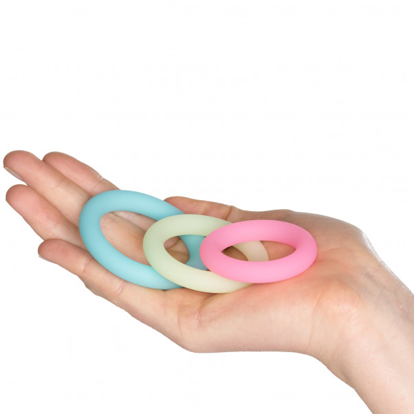 Baseks Glow in the Dark Penisring Sæt Produktbillede med hånd 50