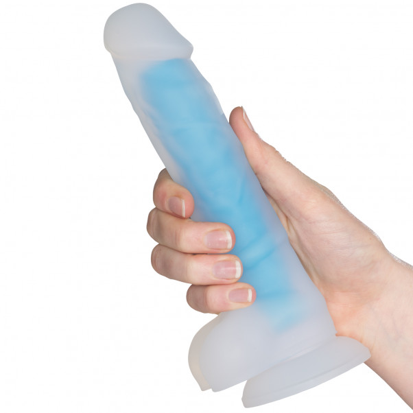 Baseks Glow in the Dark Blå Dildo 21,5 cm Produktbillede med hånd 50