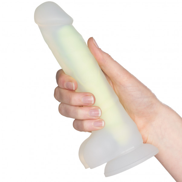 Baseks Glow in the Dark Gul Dildo 21,5 cm Produktbillede med hånd 50