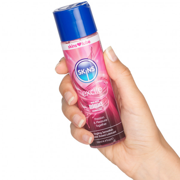 Skins Excite Tingling Vandbaseret Glidecreme 130 ml Produktbillede med hånd 50