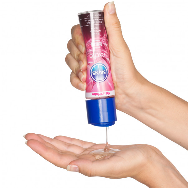 Skins Excite Tingling Vandbaseret Glidecreme 130 ml Produktbillede med hånd 51