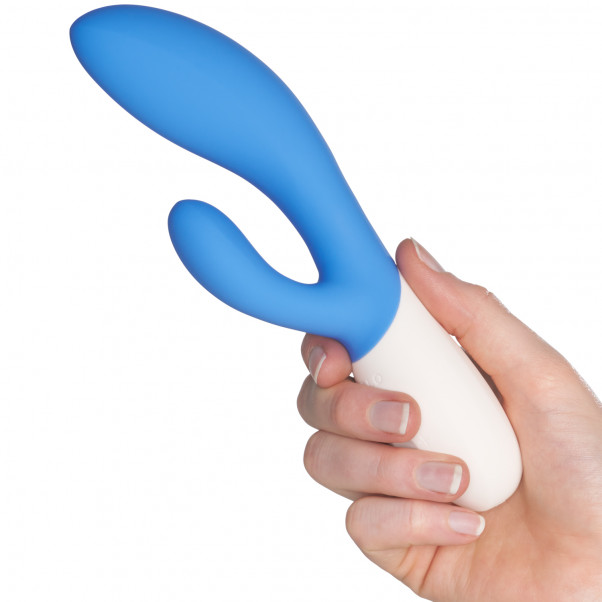 LELO Ina Wave 2 Dual-Action Rabbit Vibrator Produktbillede med hånd 50