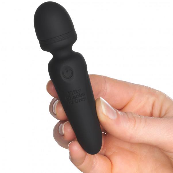 Fifty Shades of Grey Sensation Mini Wand Vibrator Produktbillede med hånd 50