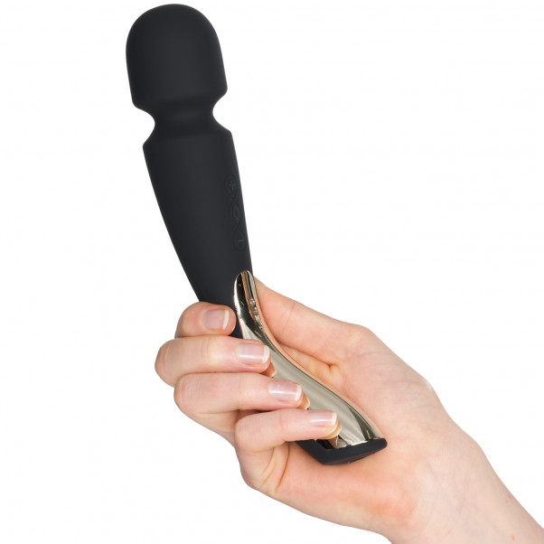 LELO Smart Wand 2 Medium Vibrator Produktbillede med hånd 50
