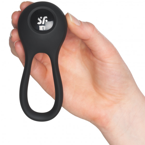 Satisfyer Majestic Duo Vibrerende Penisring Produktbillede med hånd 50