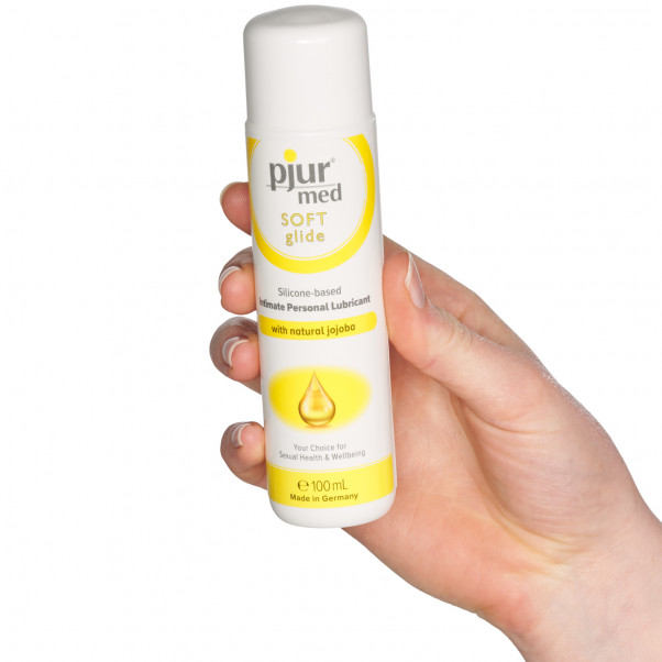 Pjur MED Soft Glide Silikone Glidecreme 100 ml Produktbillede med hånd 50