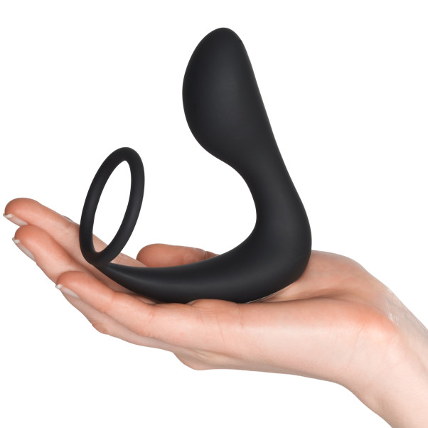Sinful Vibrerende Fjernbetjent Prostata Stimulator med Penisring Produktbillede med hånd 50