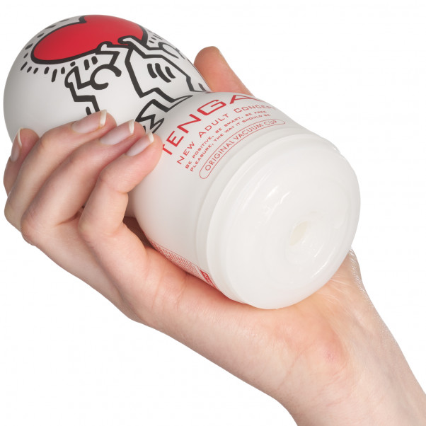 TENGA Keith Haring Original Vacuum Cup Produktbillede med hånd 50