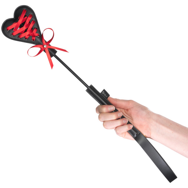 Sportsheets Heart Beat Ridepisk Produktbillede med hånd 50