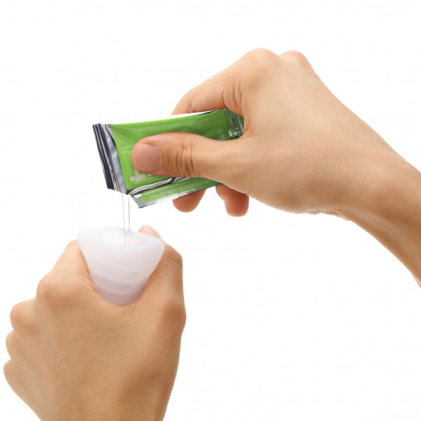 TENGA Pocket Click Ball Masturbator Produktbillede med hånd 50