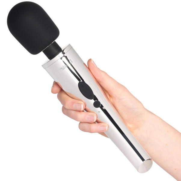 Sinful Luxy Sølv Magic Wand Vibrator Produktbillede med hånd 50