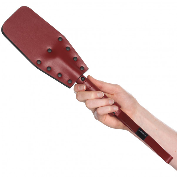 Sportsheets Saffron Spanking Paddle med Nitter Produktbillede med hånd 50