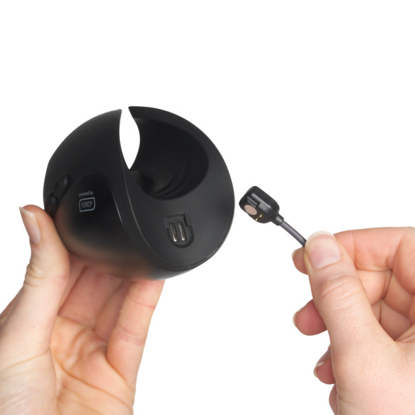 Kiiroo Hot Octopuss Pulse Solo Interaktiv Sleeve Masturbator Produktbillede med hånd 51