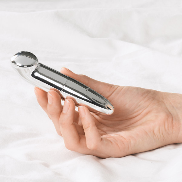 Sinful Sølv Mini G-punkt Vibrator Produktbillede med hånd 50