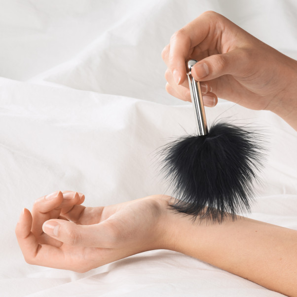 Sinful Tease Feather Silver Tickler Produktbillede med hånd 50