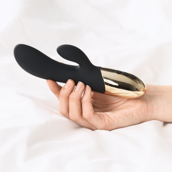 Sinful Warm Opladelig Rabbit Vibrator Produktbillede med hånd 50