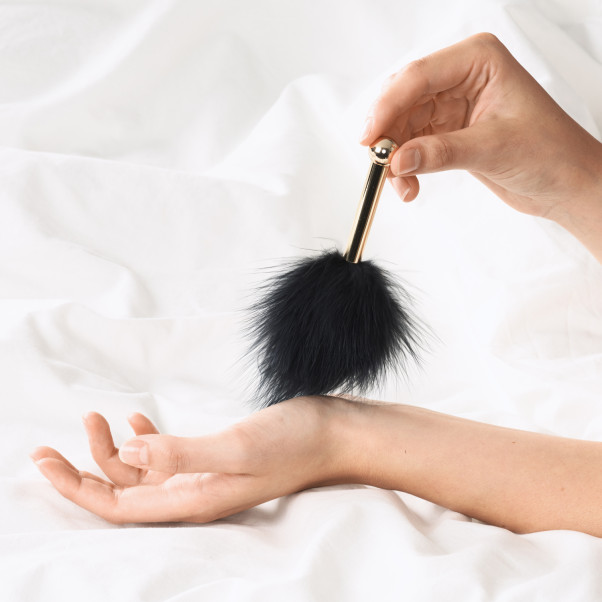 Sinful Tease Feather Gold Tickler Produktbillede med hånd 50