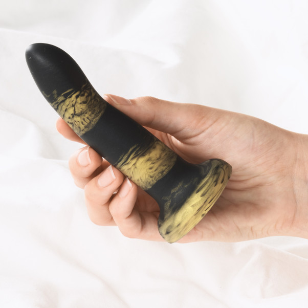 Sinful Space Fantasy Silikone Dildo 14 cm Produktbillede med hånd 50