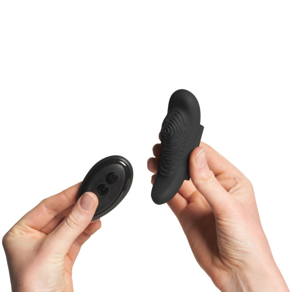 GoGasm Fjernbetjent Trusse Vibrator Produktbillede med hånd 51