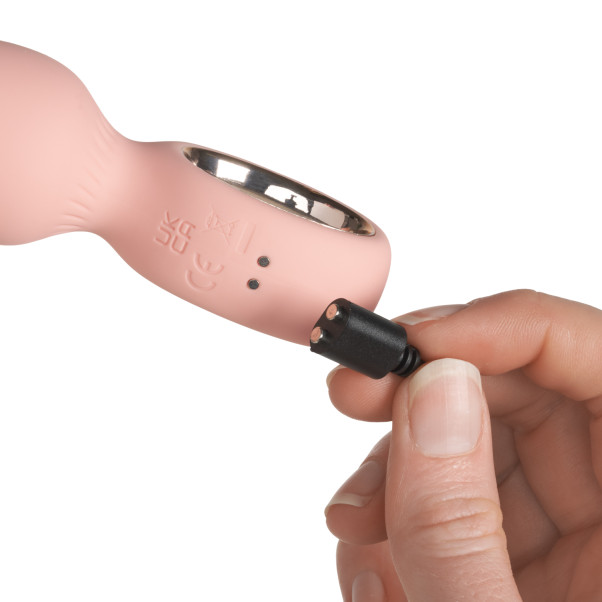 Sinful Color Up Peach Vibrerende Butt Plug Produktbillede med hånd 51