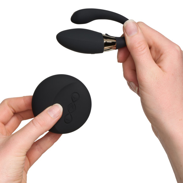LELO Tiani Duo Dual-Action Par Vibrator med Fjernbetjening Produktbillede med hånd 51