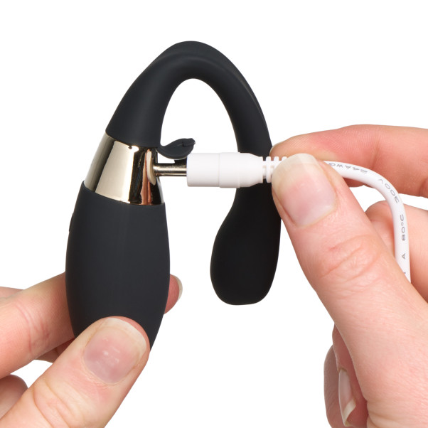 LELO Tiani Duo Dual-Action Par Vibrator med Fjernbetjening Produktbillede med hånd 52