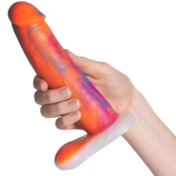 Vixen Creations Bandit Tie-Bright VixSkin Dildo 20.5 cm Produktbillede med hånd 50