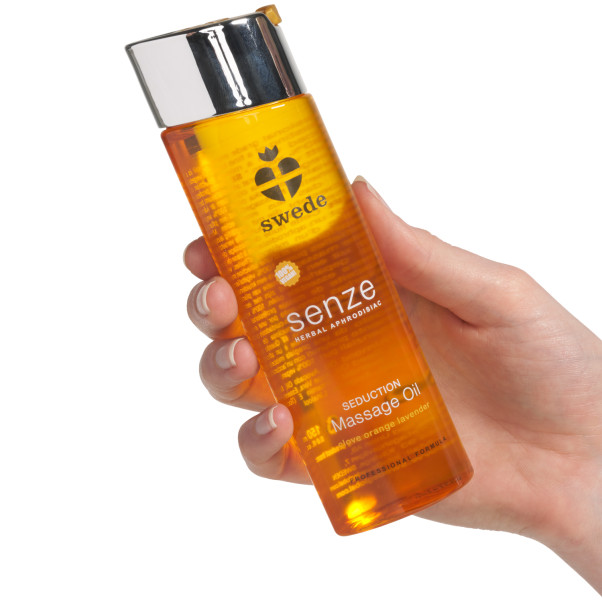 Swede Senze Massageolie 150 ml Produktbillede med hånd 50