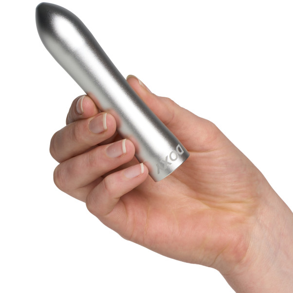 Doxy Bullet Vibrator i Sølv Produktbillede med hånd 51