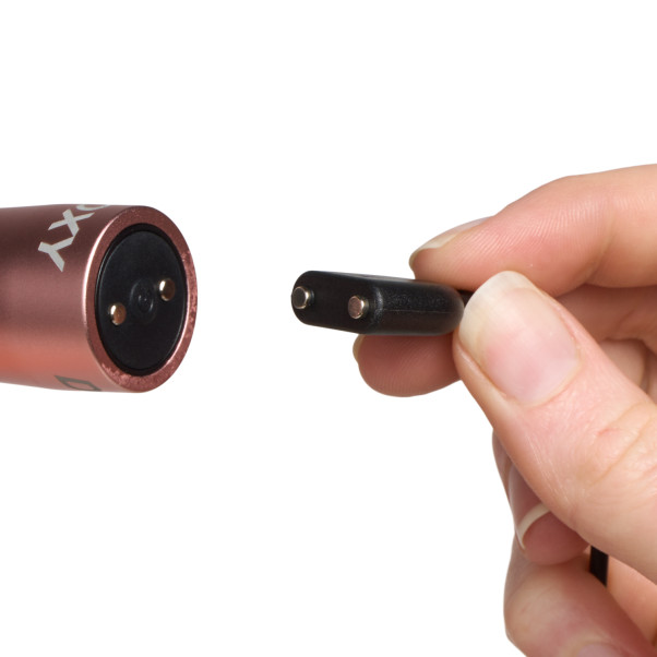 Doxy Rose Gold Bullet Vibrator Produktbillede med hånd 52