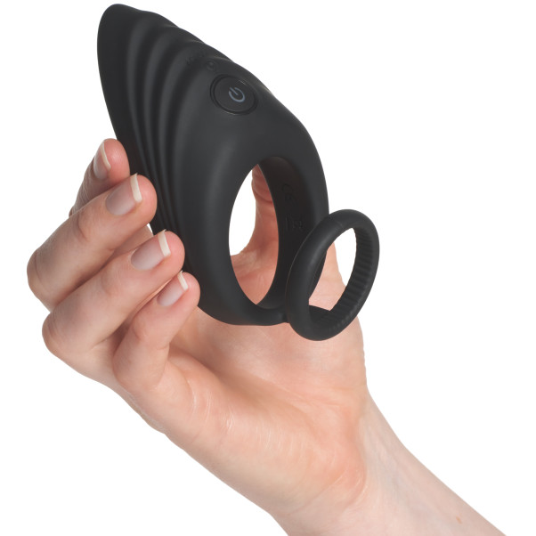 Nexus Enhance Vibrerende Penis og Testikelring Produktbillede med hånd 51