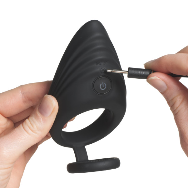 Nexus Enhance Vibrerende Penis og Testikelring Produktbillede med hånd 52