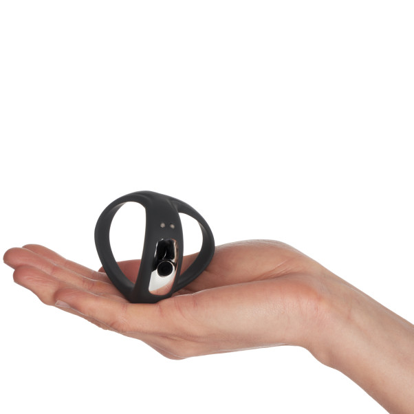 Sinful Triple Function Opladelig Vibrerende Penisring Produktbillede med hånd 50