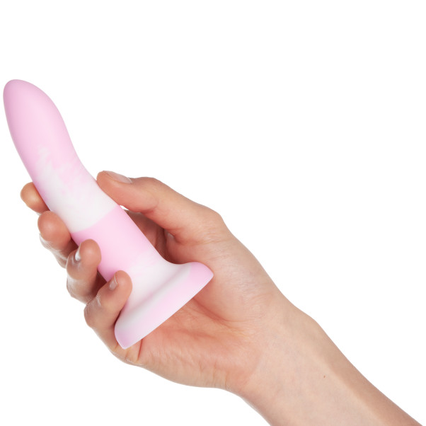 Sinful Space Playful Pink Dildo 13,5 cm Produktbillede med hånd 50