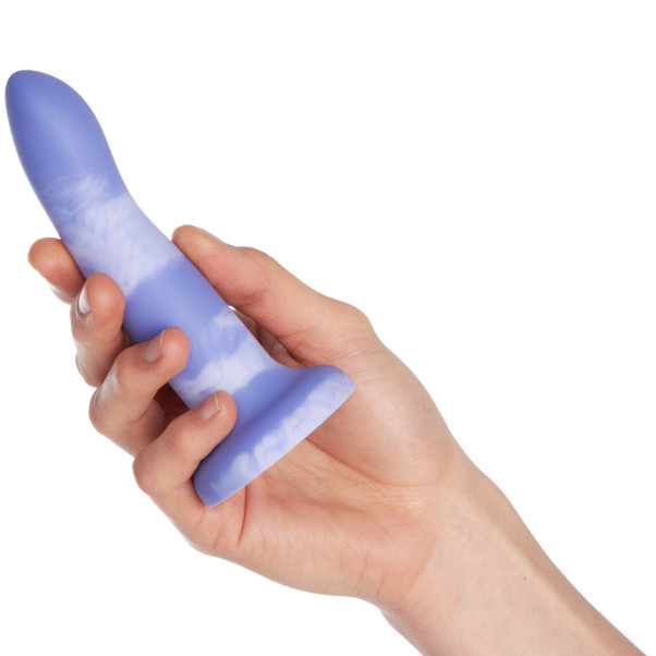 Sinful Space Very Peri Dildo 13,5 cm Produktbillede med hånd 50