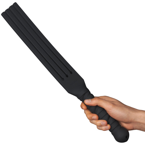 Tantus Tawse It Overboard Silikone Paddle 43 cm Produktbillede med hånd 50