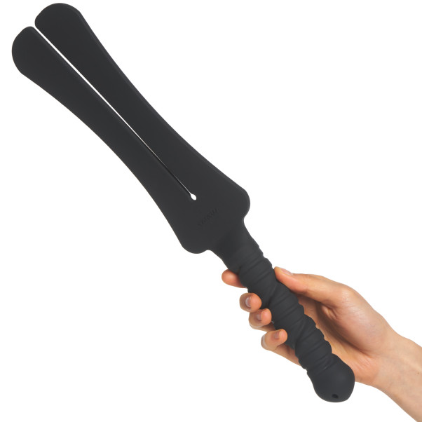 Tantus Trip 2 Tawse Paddle Produktbillede med hånd 50